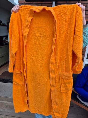 Oranje en groene Badjassen beschikbaar voor biedingen