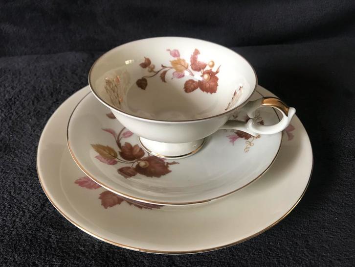 Petit DEJEUNER: bord, schotel, kopje, Huis en Inrichting, Keuken | Servies, Zo goed als nieuw, Kop(pen) en/of Schotel(s), Overige stijlen