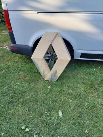 leuk Renault logo 83 cm hoog 69 breed kunststof . beschikbaar voor biedingen