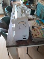 Een hele mooie nieuwe naaimachine ik kan er niet mee Over we, Hobby en Vrije tijd, Naaimachines en Toebehoren, Ophalen of Verzenden