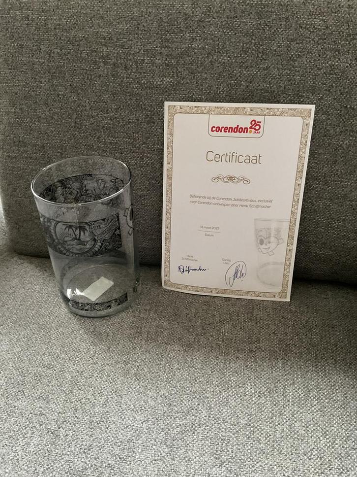 Corendon jubileumvaas, Huis en Inrichting, Woonaccessoires | Vazen, Nieuw, Minder dan 50 cm, Glas, Ophalen