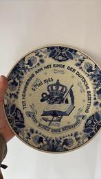Zeldzaam collectorsitem delftsblauw bord ‘einde bezetting’, Antiek en Kunst, Ophalen of Verzenden