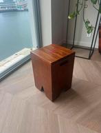 Houten krukje met gebruikssporen, Ophalen, Gebruikt, Bruin, Eén