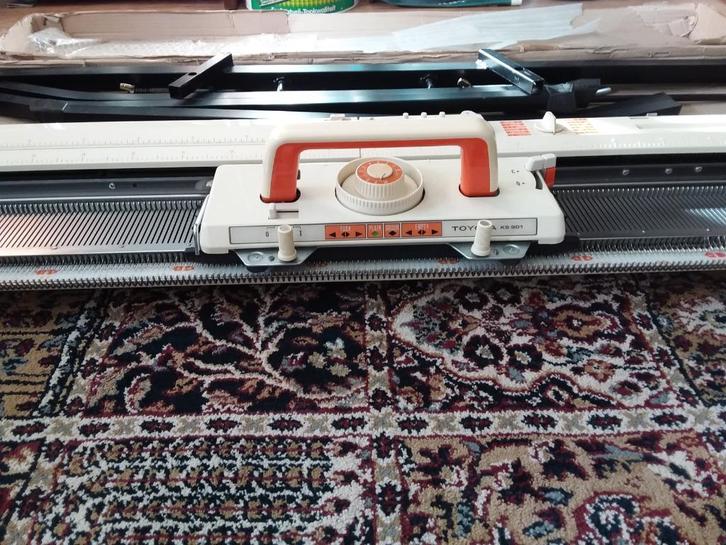 Te koop, Toyota breimachine ks 901, Hobby en Vrije tijd, Breien en Haken, Gebruikt, Breien, Machine, Ophalen
