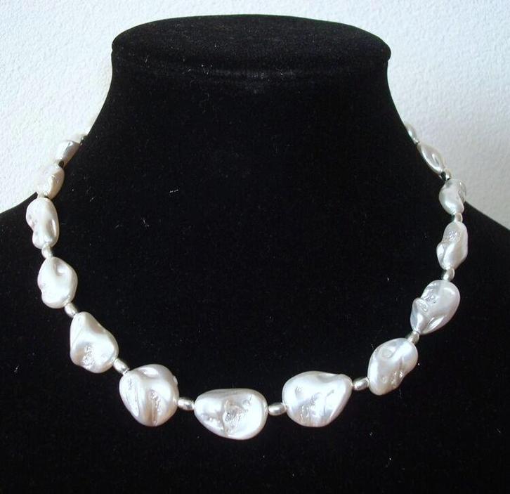 Ketting van parelwitte shell nuggets, Sieraden, Tassen en Uiterlijk, Kettingen, Nieuw, Steen of Mineraal, Wit, Verstelbaar, Ophalen of Verzenden