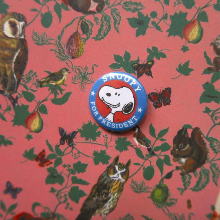 Peanuts Comics Snoopy for President Pin Badge Broche Button, Verzamelen, Stripfiguren, Nieuw, Kleding, Snoopy, Verzenden
