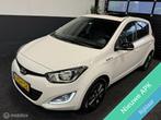 Hyundai i20 1.2i 5 DEURS / AIRCO / CRUISE / SCHUIFDAK / LMV, Euro 5, Gebruikt, 4 cilinders, Leder en Stof
