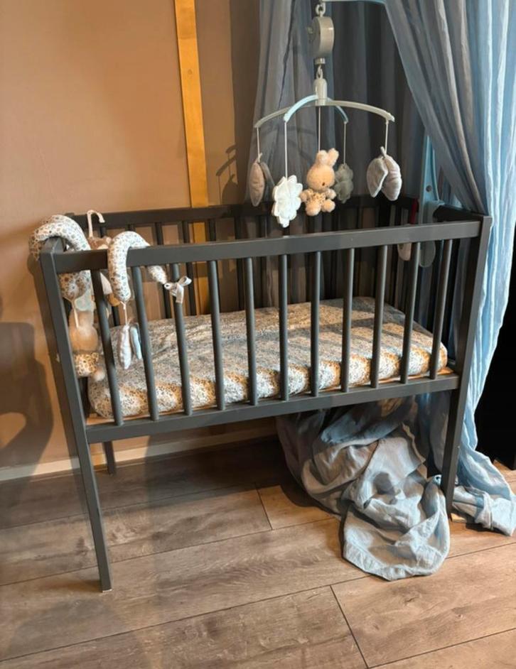 Grijs wiegje met matras, Kinderen en Baby's, Babywiegjes en Ledikanten, Gebruikt, Wieg, Ophalen of Verzenden