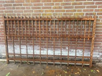 Stoere roestige poort van stalen kokers beschikbaar voor biedingen