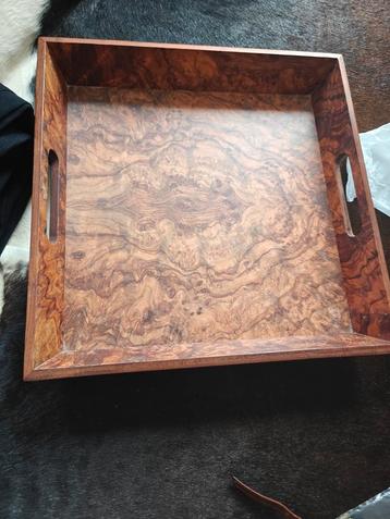 Houten dienblad met handvatten beschikbaar voor biedingen