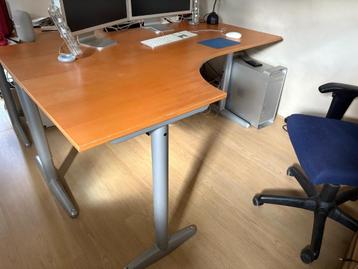 Ikea bureau-tafel met bijbehorende kastjes beschikbaar voor biedingen