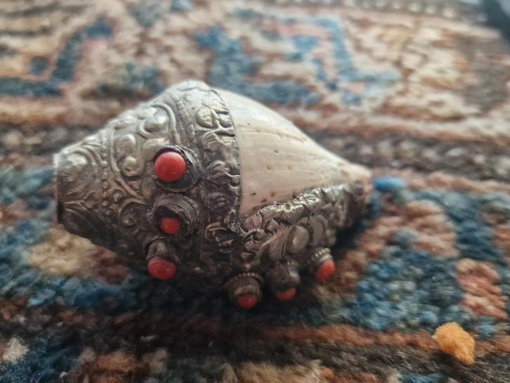 Slakkenschelp met Zilver & Rode Stenen, Antiek en Kunst, Kunst | Niet-Westerse kunst, Ophalen of Verzenden