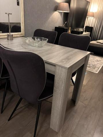 4 mooie en stevige grijze eetstoelen beschikbaar voor biedingen