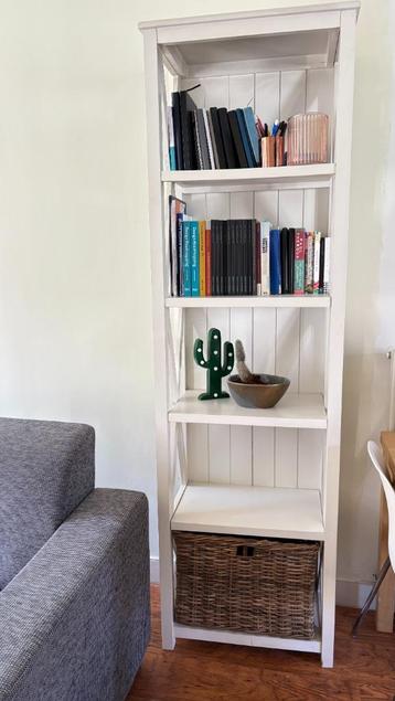 White farmhouse shelf with a big woven basket 200x58x34 beschikbaar voor biedingen