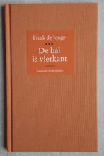 Freek de Jonge - De bal is vierkant, Nieuw, Ophalen of Verzenden