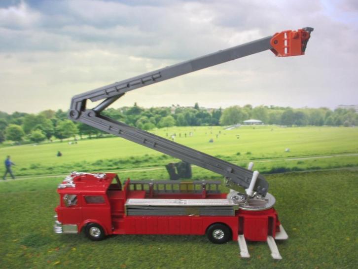 1:50 Mack hoogwerker - Gata brandweer uit 1986 Mint Boxed, Hobby en Vrije tijd, Modelauto's | 1:50, Zo goed als nieuw, Bus of Vrachtwagen