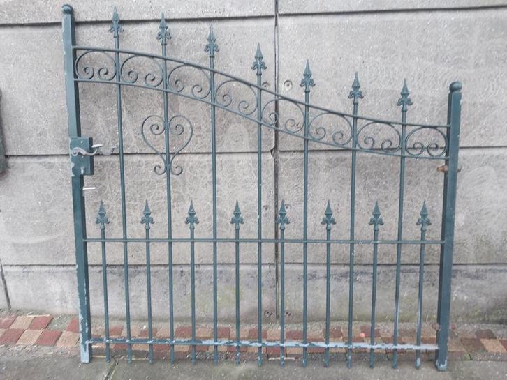 Sierhek met paal en kettinkjes, Tuin en Terras, Tuinhekken en Hekwerk, Gebruikt, Sierhekwerk, IJzer, Met poort, Ophalen of Verzenden