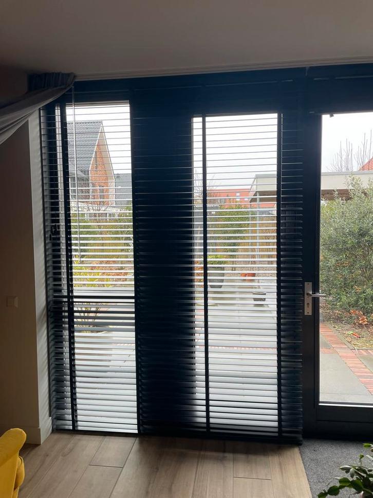 Houten jaloezieen. 2 stuks . Van Veneta., Huis en Inrichting, Stoffering | Gordijnen en Lamellen, Zo goed als nieuw, 200 cm of meer