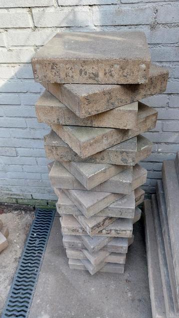 Terras / oprit tegels: Plm. 65 stuks: 30x30x 6,5cm beschikbaar voor biedingen