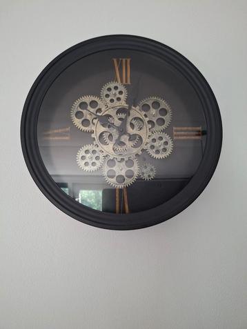 Stijlvolle Wandklok met Tandwiel Design beschikbaar voor biedingen