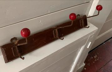 Vintage Kapstokje met Originele Verf beschikbaar voor biedingen