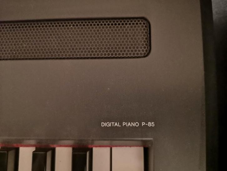 Oude Yamaha P-85 digitale piano (beetje vals), Muziek en Instrumenten, Piano's, Gebruikt, Piano, Zwart, Digitaal, Ophalen