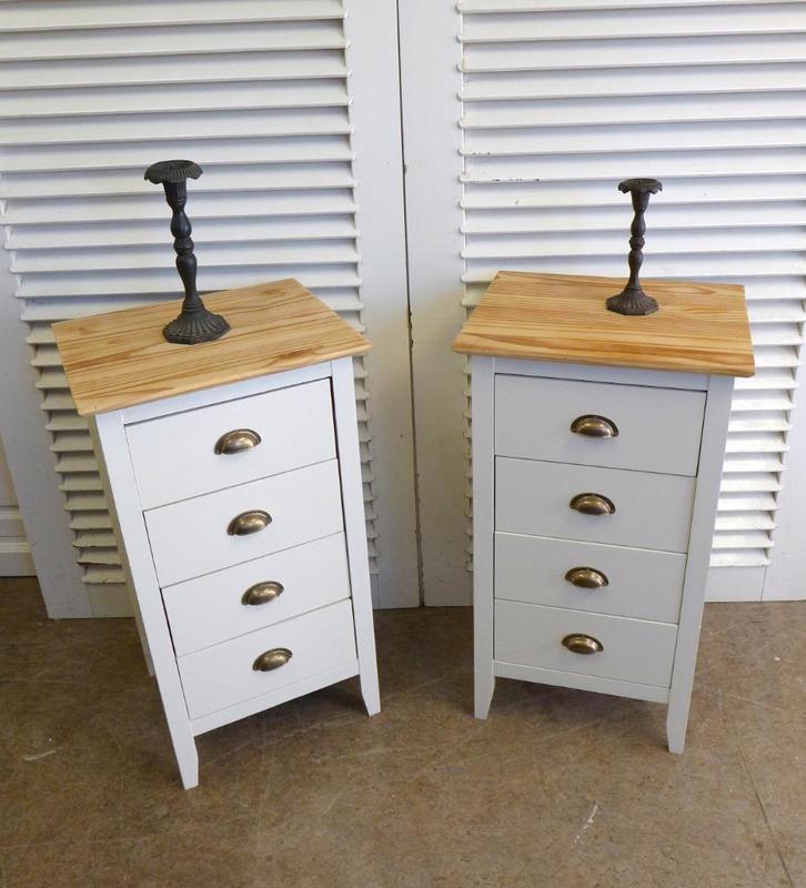 Mooi set van 2 witte landelijke hoge lade nachtkastjes, Huis en Inrichting, Slaapkamer | Nachtkastjes, Zo goed als nieuw, 55 tot 70 cm