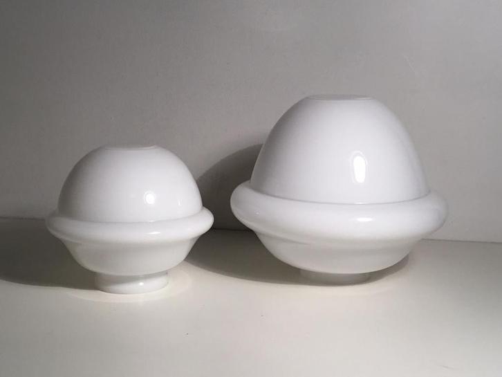 2 Vintage Lampenkapjes ( Gispen? ) ( in Hilversum), Huis en Inrichting, Lampen | Lampenkappen, Gebruikt, Wit, Ophalen of Verzenden