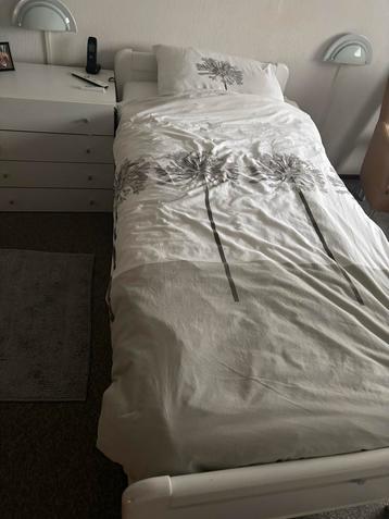 *VERLAAGD* Elekt. verstelbaar wit 1pers bed + nachtkastje beschikbaar voor biedingen