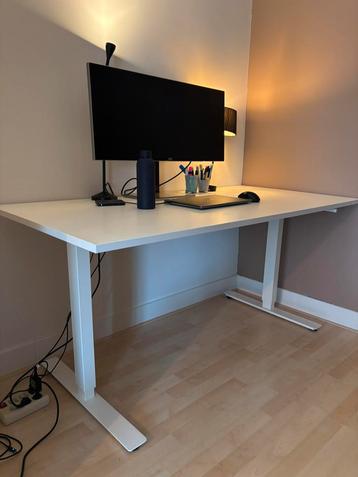 Verstelbaar wit bureau beschikbaar voor biedingen