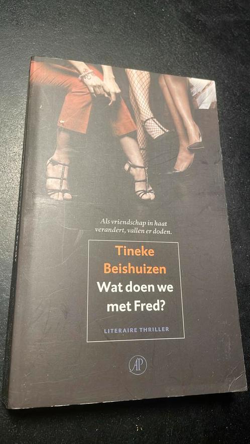 Tineke Beishuizen - Wat doen we met Fred?, Boeken, Literatuur, Zo goed als nieuw, Nederland, Ophalen of Verzenden