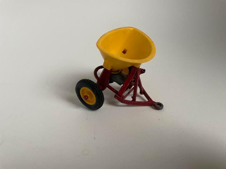 model Vicon kunstmeststrooier, geel, Britains 1/32, Hobby en Vrije tijd, Modelauto's | 1:32, Gebruikt, Tractor of Landbouw, Britains
