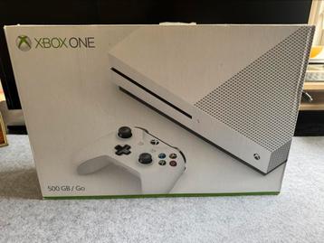 Xbox One S te koop inclusief 2 controllers! beschikbaar voor biedingen