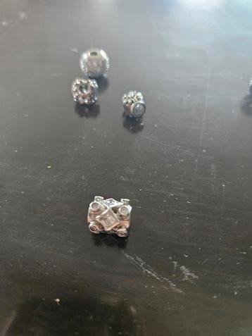 4 zilveren bedels beschikbaar voor biedingen