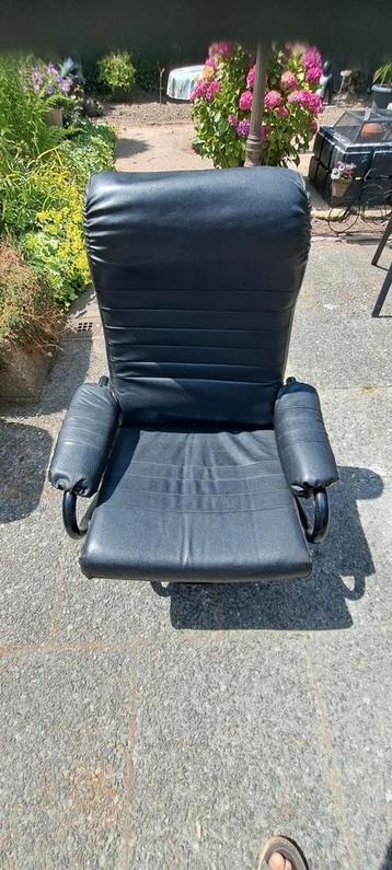 Fauteuil kleur zwart. beschikbaar voor biedingen