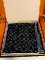 Louis Vuitton monogram shine shawl, Kleding | Heren, Mutsen, Sjaals en Handschoenen, Nieuw, Ophalen of Verzenden