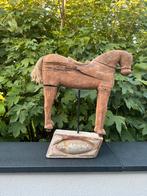 Oud houten paard op oude steen, Ophalen of Verzenden