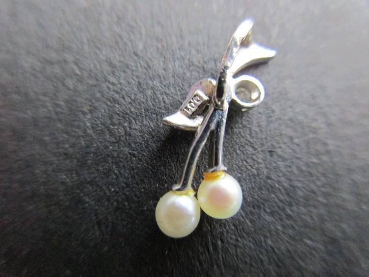 Zilveren hanger met 2 pareltjes (kersen aan takje) Vintage, Sieraden, Tassen en Uiterlijk, Kettinghangers, Gebruikt, Zilver, Zilver