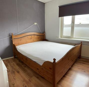 Slaapkamer: bed, kledingkast, nachtkasten, ladekast beschikbaar voor biedingen