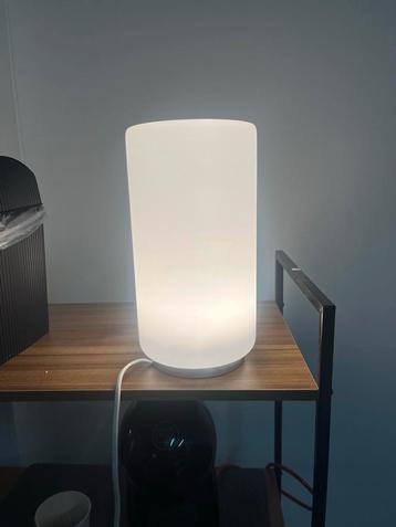 Mooie witte tafellamp beschikbaar voor biedingen