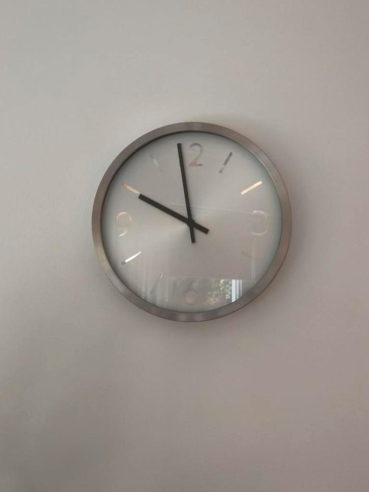 Stijlvolle Analoge Wandklok diameter 44 cm, Huis en Inrichting, Woonaccessoires | Klokken, Zo goed als nieuw, Wandklok, Analoog