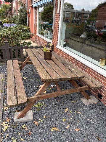 Houten picknicktafel beschikbaar voor biedingen