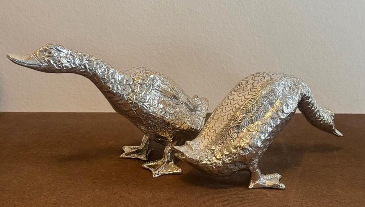 2 zware beelden van verzilverde messing ganzen, gesigneerd., Antiek en Kunst, Kunst | Beelden en Houtsnijwerken, Ophalen of Verzenden