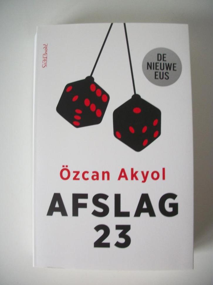 Afslag 23 - Özcan Akyol - Eus - Nieuw, Boeken, Romans, Nieuw, Nederland, Ophalen of Verzenden