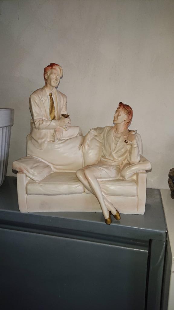 Gesprek op de bank, beeld , Tessaro stijl man en vrouw, Verzamelen, Beelden en Beeldjes, Zo goed als nieuw, Mens, Ophalen