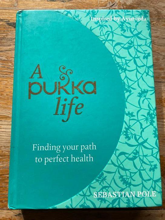 A Pukka Life - Sebastian Pole, Boeken, Esoterie en Spiritualiteit, Zo goed als nieuw, Achtergrond en Informatie, Spiritualiteit algemeen