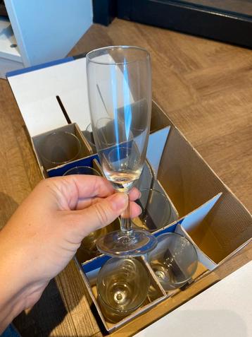 10 champagne glazen in doos beschikbaar voor biedingen