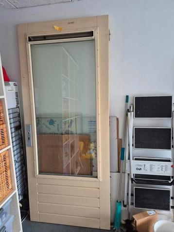 Gratis hardhouten buitendeur met dubbel glas beschikbaar voor biedingen