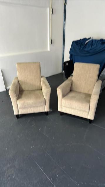 2 comfortabele stoffen beige fauteuils beschikbaar voor biedingen