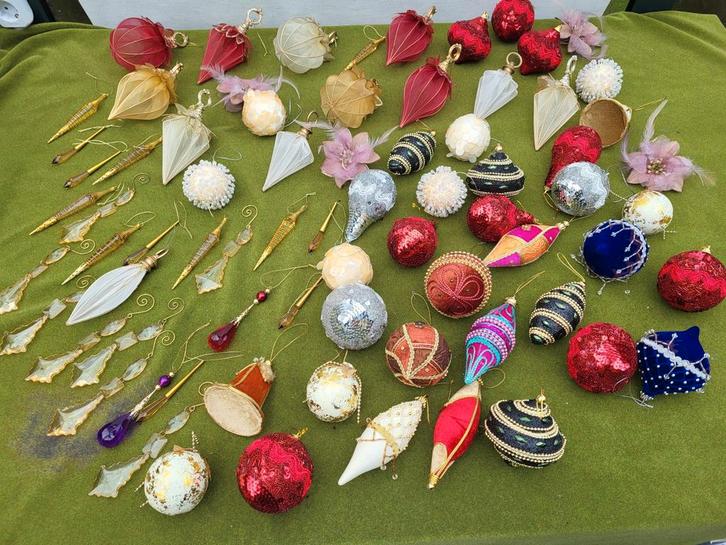 74 brocante kerstboom hangers/ballen o.a. van pantystof, Diversen, Kerst, Ophalen of Verzenden